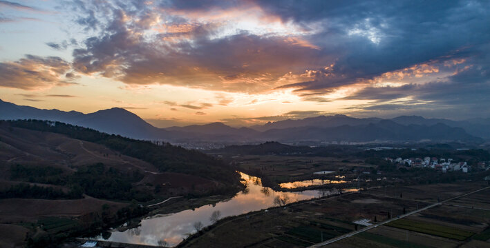 夕阳云彩与小河