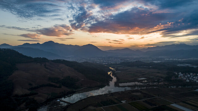 夕阳云彩与小河