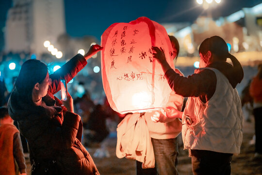 新年放孔明灯文化传统