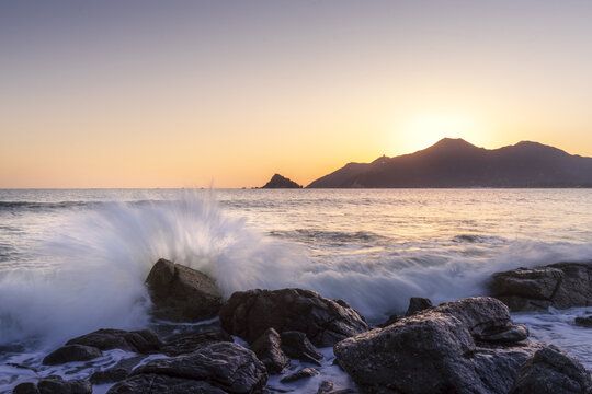 海浪打在石头上