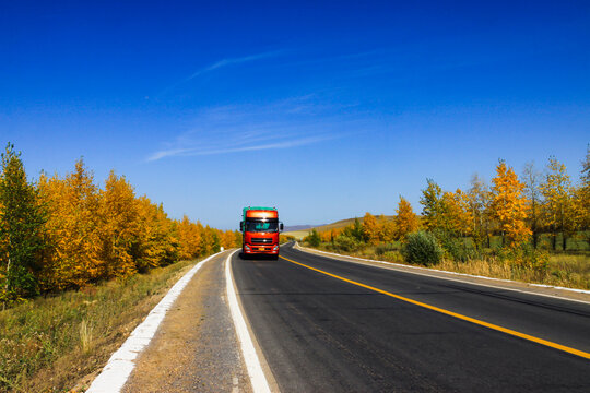 秋季公路汽车