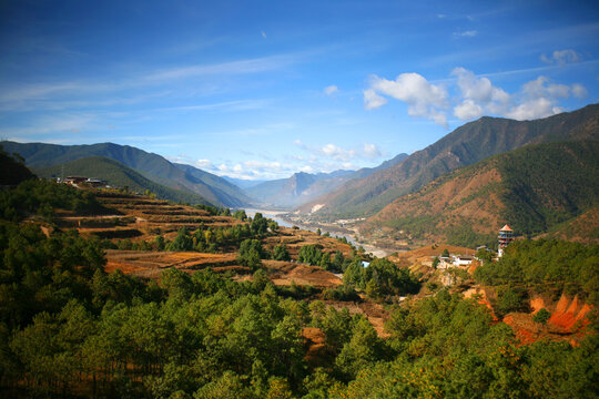 群山河流