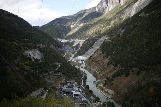 四川山谷里的村庄