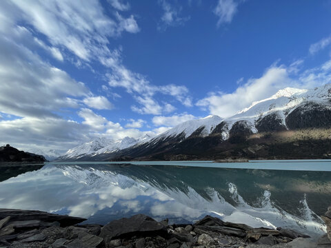 雪山湖边