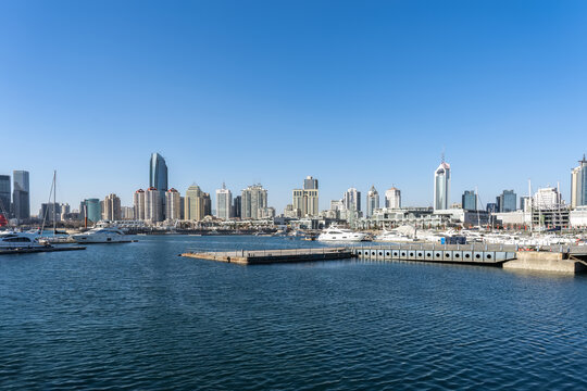 航拍青岛海岸线湾区生活