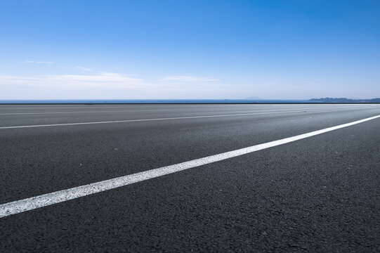 高速公路天际线和天空背景