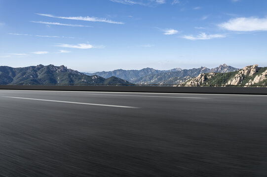 山间高速公路天际线特写