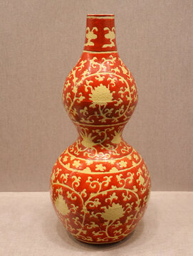 明代黄地矾红彩缠枝莲纹葫芦瓶