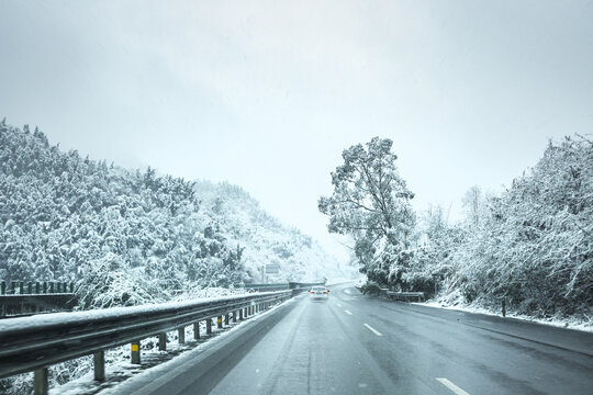 风雪高速公路