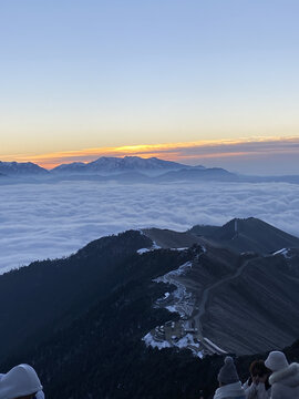 川西高原山峰山路雪山云海