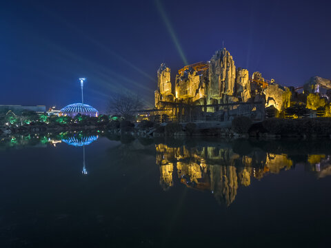 泉城欧乐堡梦幻世界假石山夜景