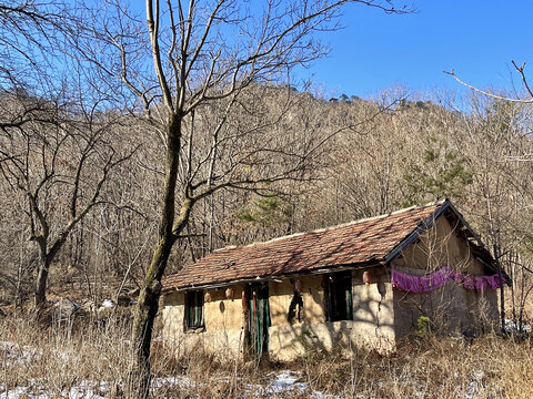 荒山中的泥土屋