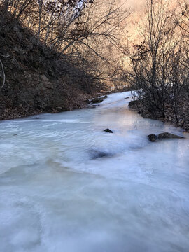 凝冻的溪水