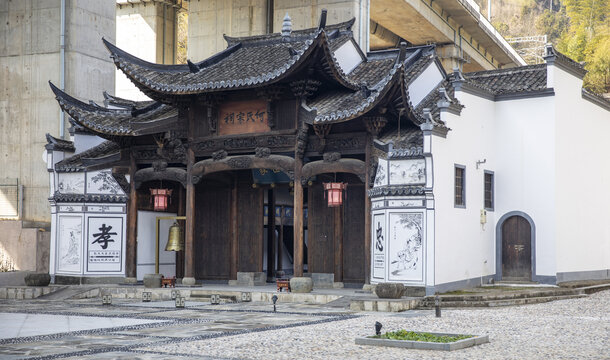 何氏宗祠