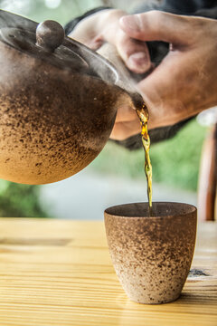 拿着茶壶倒茶