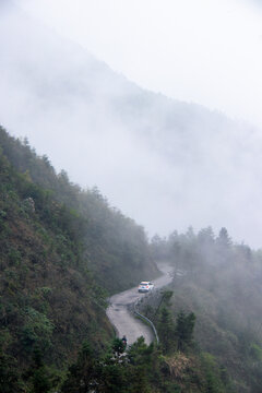 迷雾与山道