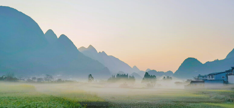 万峰林清晨的平流雾