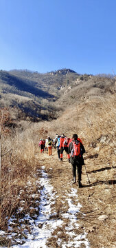 山脚下的登山队伍