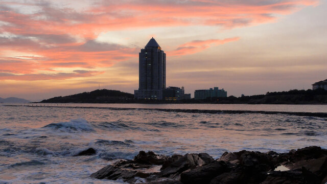 夕阳下的青岛海滨