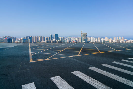 沥青地面和现代建筑