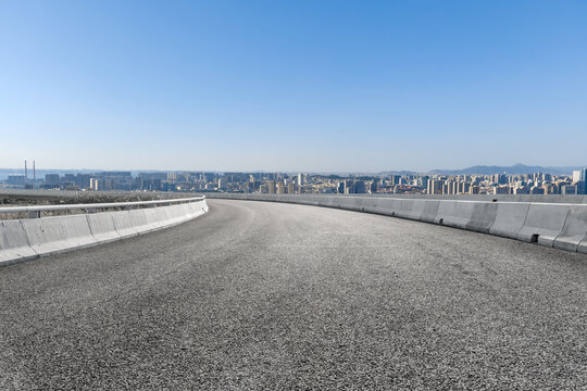 公路弯道和城市建筑景观