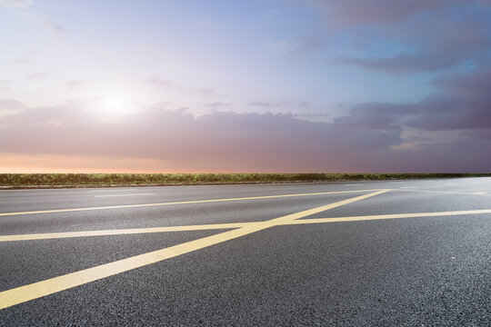 前进的道路和自然风光