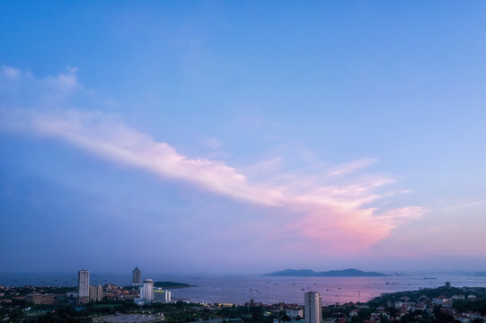 天空云彩和青岛城市天际线