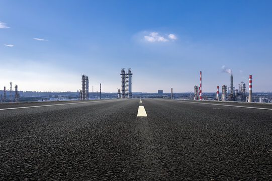 高速公路天际线和城市夜色