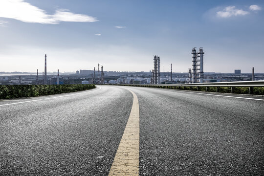 前进的道路和城市景观