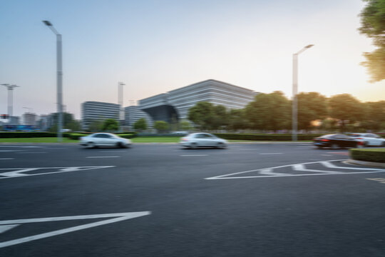 模糊的背景和公路行车道