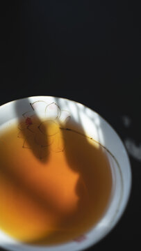 斑驳阳光下油质感琥珀茶汤色