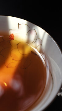 油质感的阳光下光影茶汤表现