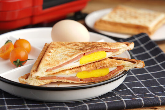 鸡蛋早餐三明治