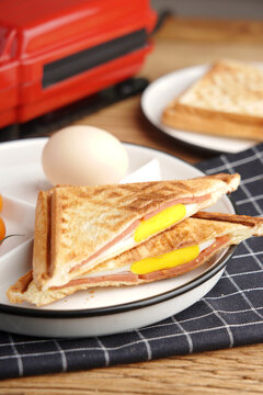 鸡蛋早餐三明治