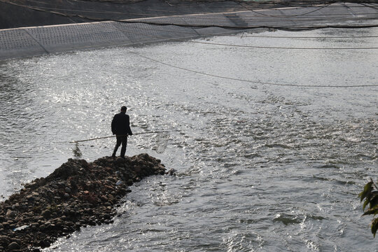 河面网鱼渔业冬日河流