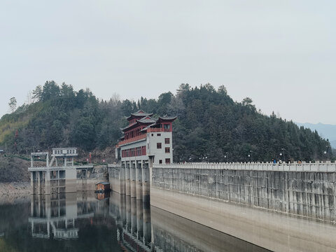 山间大坝