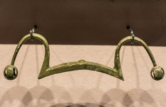 西周早期铜弓形器