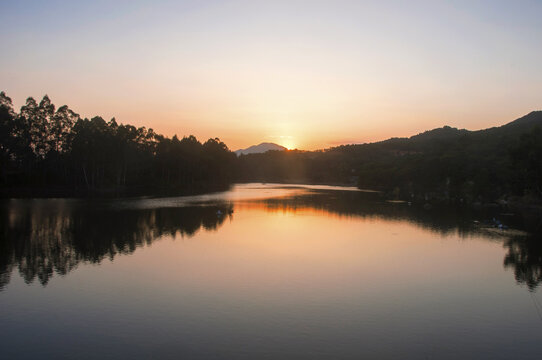 山水黄昏之景