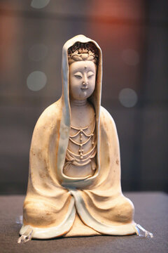 青白釉反瓷观音菩萨像