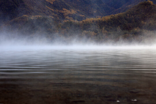 湖面上的晨雾