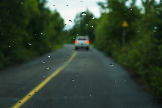 雨中公路越野车