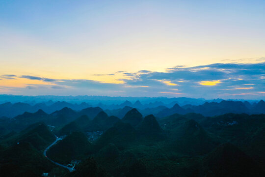 十万大山晚霞