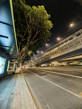 夜色城市道路