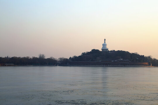 夕阳下的北海公园