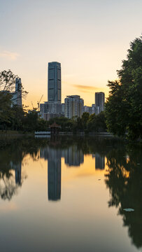 水倒影城市建筑高楼