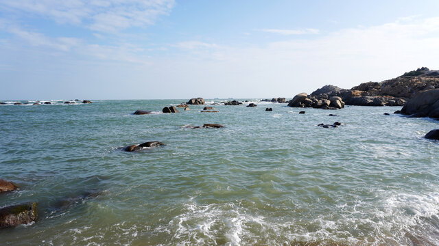 蔚蓝色的海浪冲刷海滩