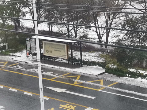 雪中的公交车站