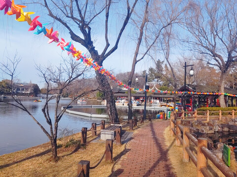 湖边五彩小风车风景