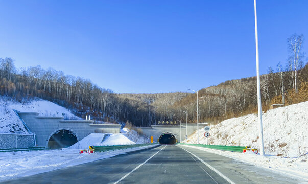 冬季公路隧道入口