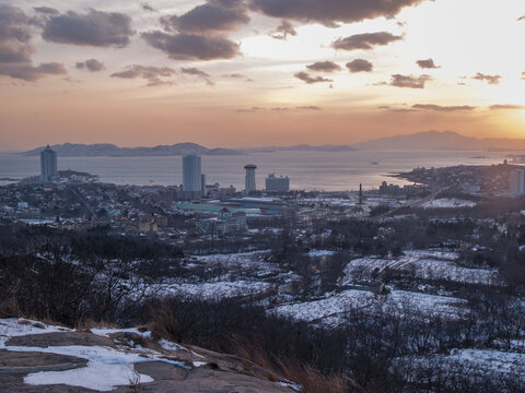 雪后的青岛海滨日落